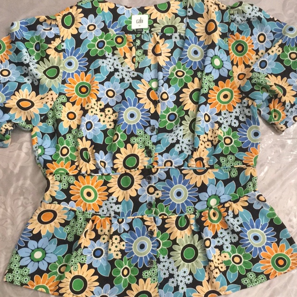 CABI #5900 Happy Top Sz-M Multi Colored Floral Like New never worn